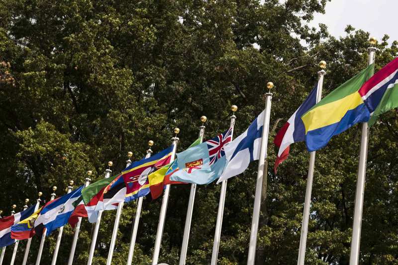 今年聯合國大會與會各國領袖的演說將從20日持續至26日。圖為在聯合國總部外飄揚的會員國國旗。 歐新社