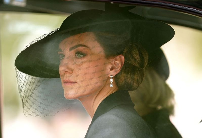 英國女王伊麗莎白二世19日下葬，凱特王妃（圖）和梅根都選擇了珍珠首飾出席國葬。法新社