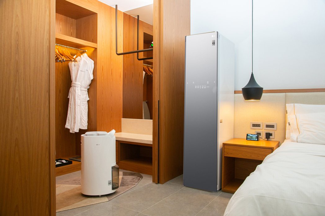 Styler®蒸氣電子衣櫥設置在Villa臥室內，在旅行中提供最即時的衣物護理，...