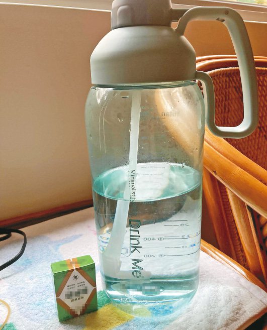 我買了一個兩公升的水壺，規定自己每晚睡前要喝光水壺中的水。圖／爾玥提供