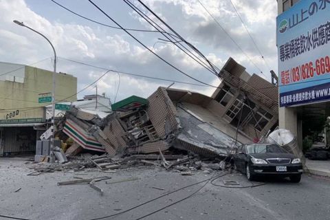 台東池上918強震，造成花蓮玉里鎮一棟大樓倒塌。圖／民眾提供