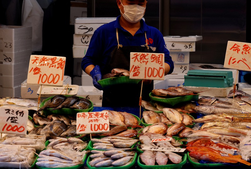 日本食用魚近年價格飛騰，8月從北海道空運到東京批發市場的初撈秋刀魚，拍出平均一尾1.32萬日圓的史上天價。路透