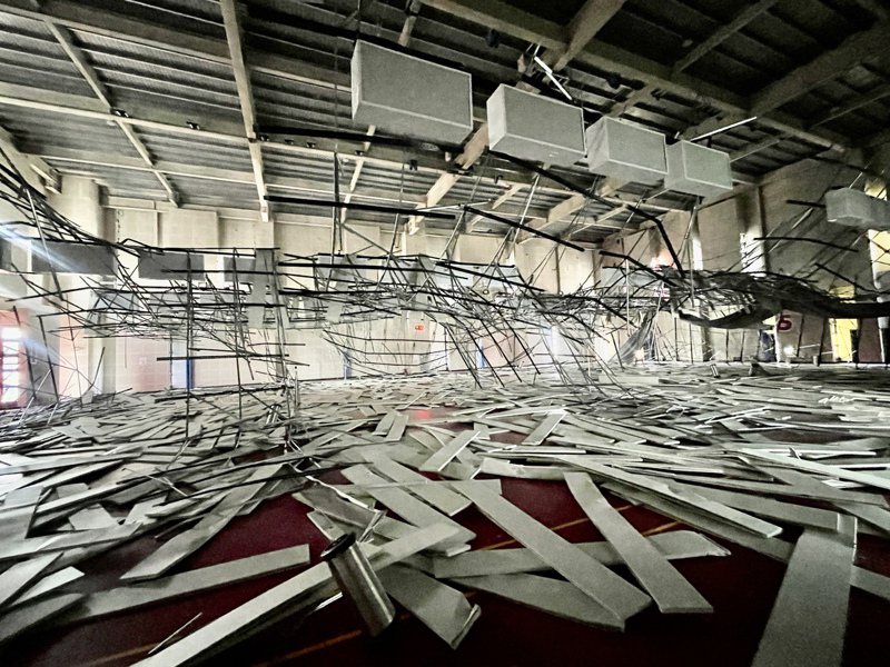 八德運動中心5樓羽球場上百片隔音板昨受震坍塌。記者楊湛華／攝影