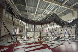 桃園八德國民運動中心羽球場才修好，日前卻因地震天花板整個崩落。圖／讀者提供