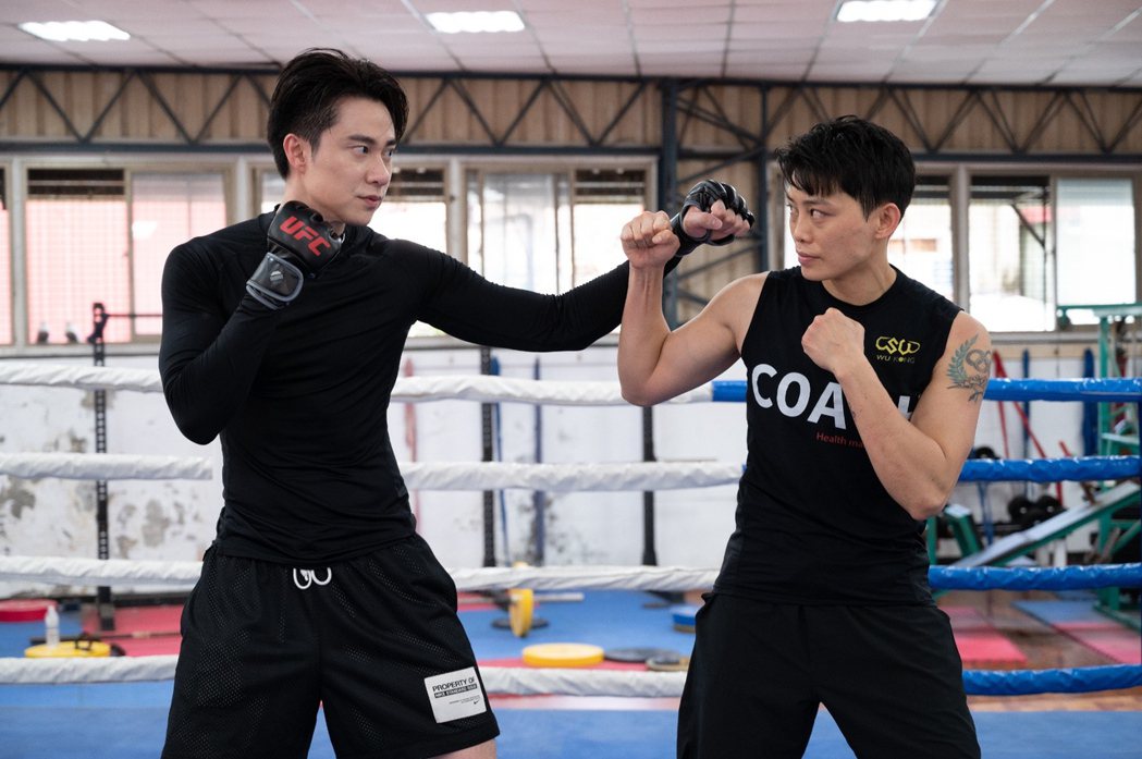 前跆拳道國手蘇麗文(右)客串「台灣X檔案」和劉書宏對打。圖／中視提供