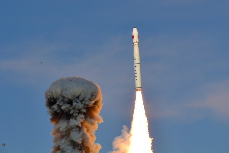 中國大陸長征十一號火箭首任總指揮楊毅強日前表示，中國商業航天已迎來最好發展機遇，將在10年內追上美國的發展水平。圖為長征十一號運載火箭將天平二號A、B、C衛星發射升空。中新社