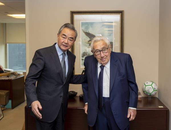 大陸國務委員兼外長王毅（左），在紐約會見美國前國務卿季辛吉（右）。大陸外交部網站