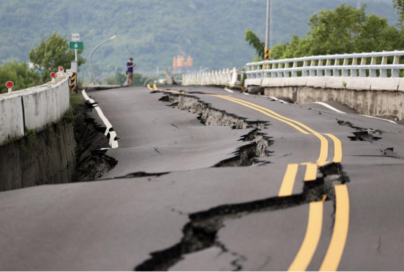 九一八台東地震造成花蓮高寮大橋崩塌，橋面斷成好幾截，路面滿是裂痕。圖／資料照