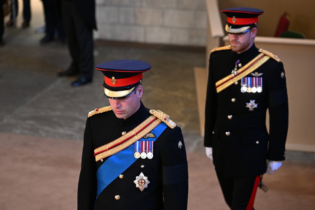 威廉與哈利17日穿軍服出席西敏宮的守靈儀式。（歐新社）