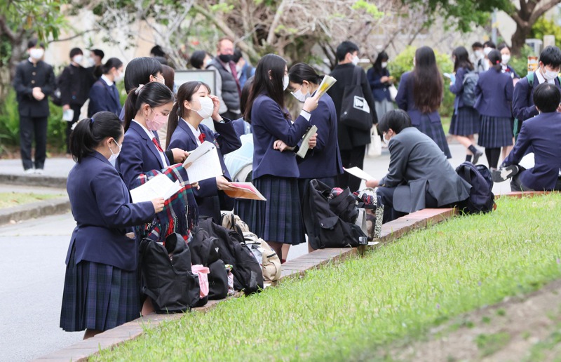 日本Z世代赴陸留學占比大退步，日中關係冰凍、中國大陸簽證嚴管以外，還有一道看不見的壁壘。圖為參與大學統一考試的日本高中生。路透