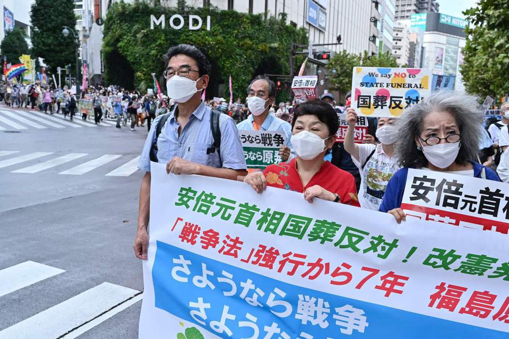 反對為安倍辦國葬的日本民眾19日在東京集會遊行。法新社