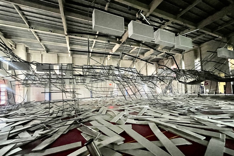 八德運動中心羽球場天花板崩落，經三大公會初步鑑定，疑似是統包商設計鋼梁間距有瑕疵導致。圖／聯合報系資料照片