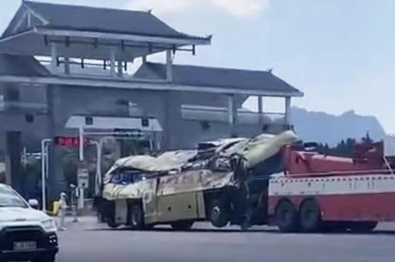中國大陸貴州省18日發生防疫巴士車禍，造成27死20傷。圖／取自微博