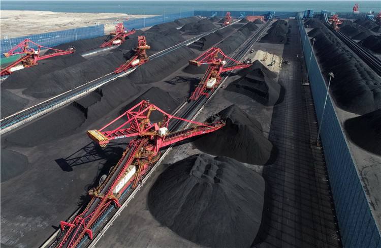 8月從俄羅斯進口的煤炭及石油數量持續攀高。(新華社)