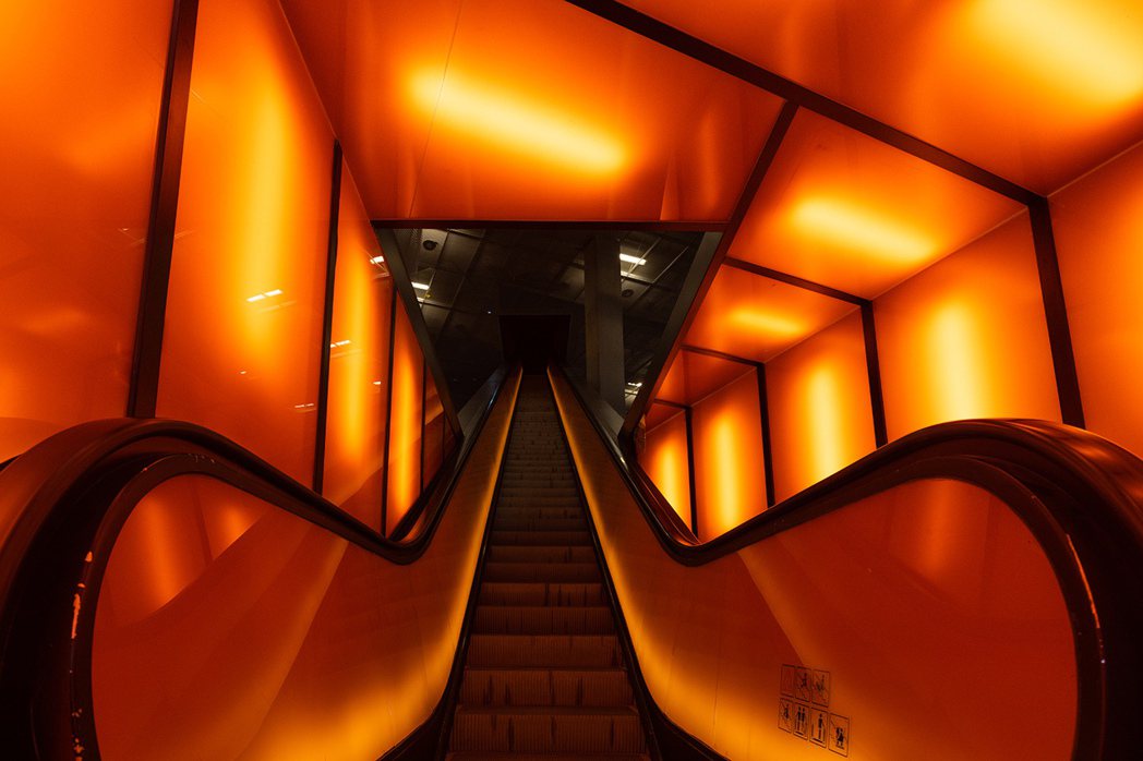 參觀回路（Public Loooooop）從橘紅色手扶梯空間展開30分鐘的遊覽路...