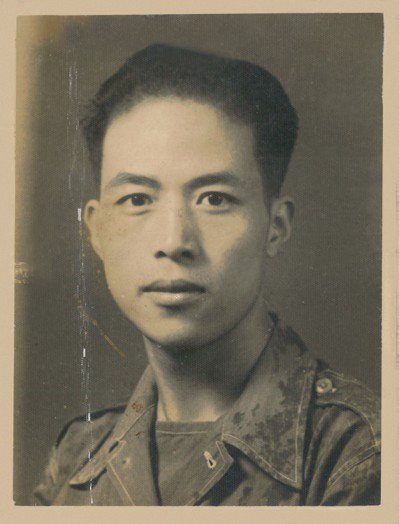 陳舍華1949年7月搭船赴台途經香港，於皇后大道攝影院拍攝，時年27歲。 圖／陳...