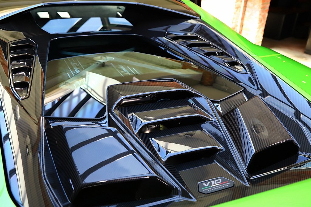 重新打造的輕質碳纖維引擎室蓋更凸顯Lamborghini Huracan Tec...