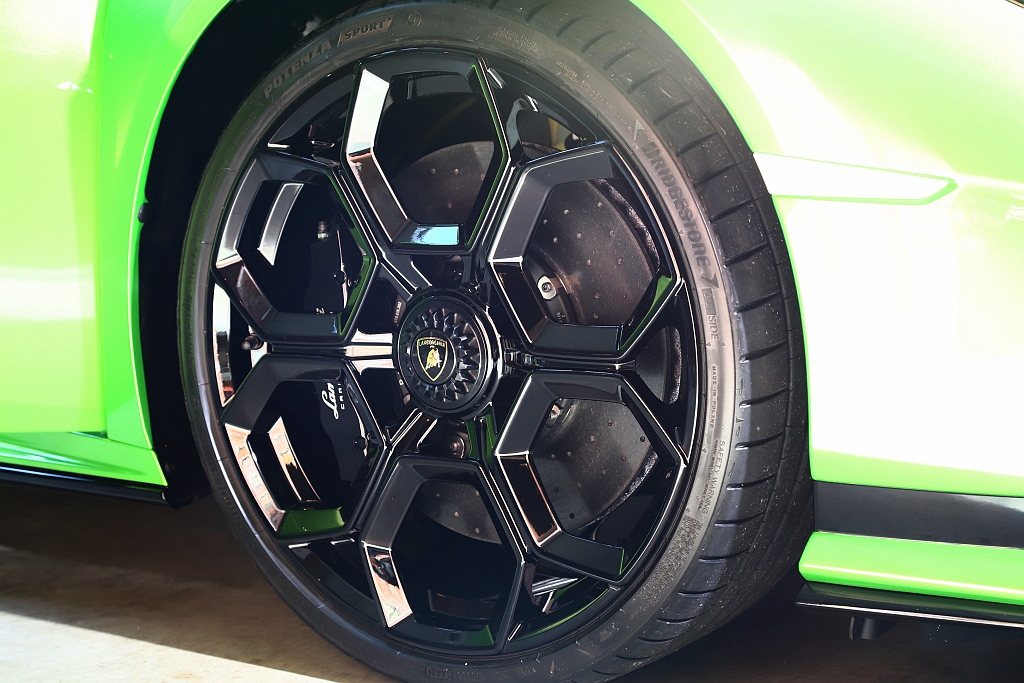 專屬打造的Damiso 20吋亮黑單孔輪圈，其靈感來自於Lamborghini ...