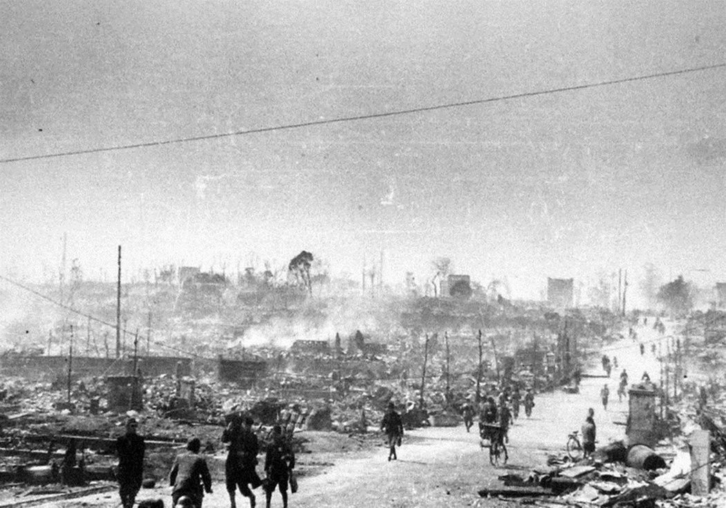 圖為1945年東京大空襲，滿目瘡痍的東京街頭。  圖／維基共享