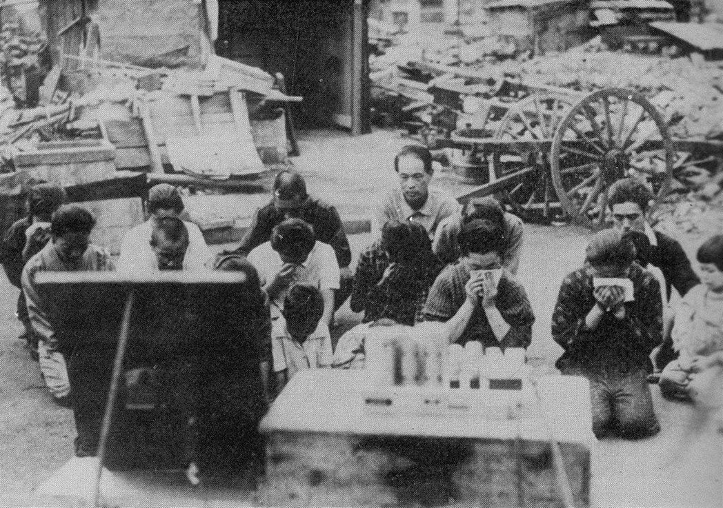 1945年8月15日，日本民眾下跪聆聽天皇的「玉音放送」。 圖／維基共享
