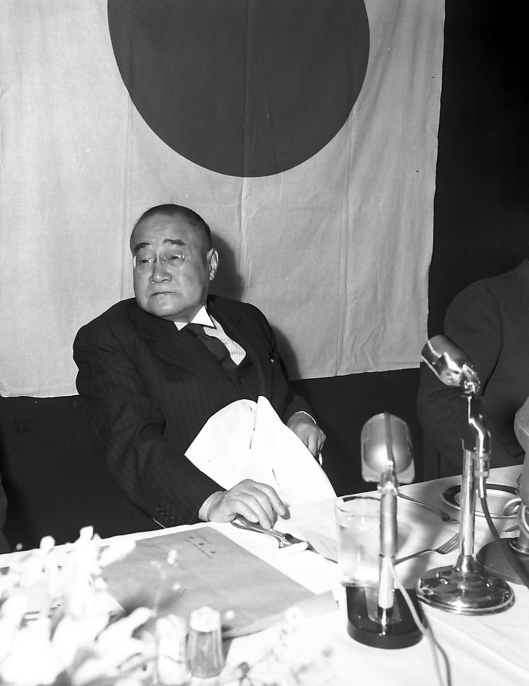 然而吉田茂被軍部勢力逮捕的經歷，卻意外讓他真正踏入日本政壇，外交官搖身一變為黨魁...