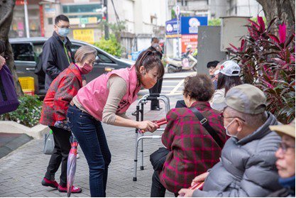 台北市議員許淑華走訪社區間，注意到長者及照顧者需求，積極爭取照護資源。圖／許淑華議員提供

