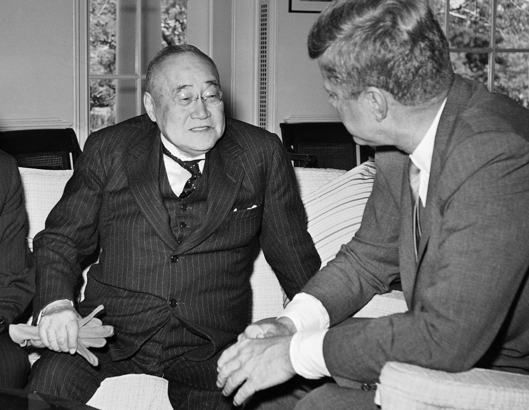 日本政治環境再次的變革，吉田茂與GHQ乃至美國友好的關係，也曾受到一定的質疑。圖...