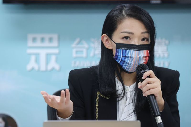 民眾黨新竹市長參選人高虹安的博士論文遭質疑抄襲，她20日舉行記者會捍衛清白。記者葉信菉／攝影