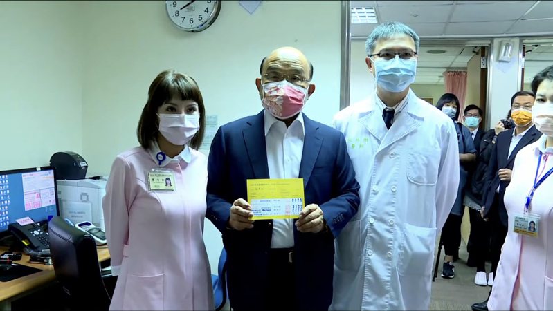 行政院長蘇貞昌今上午到台大醫院接種第四劑新冠疫苗。圖／擷取自網路直播畫面
