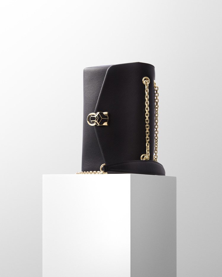 Panthère de Cartier美洲豹黑色小型款鍊帶包，約10萬元。圖／卡...