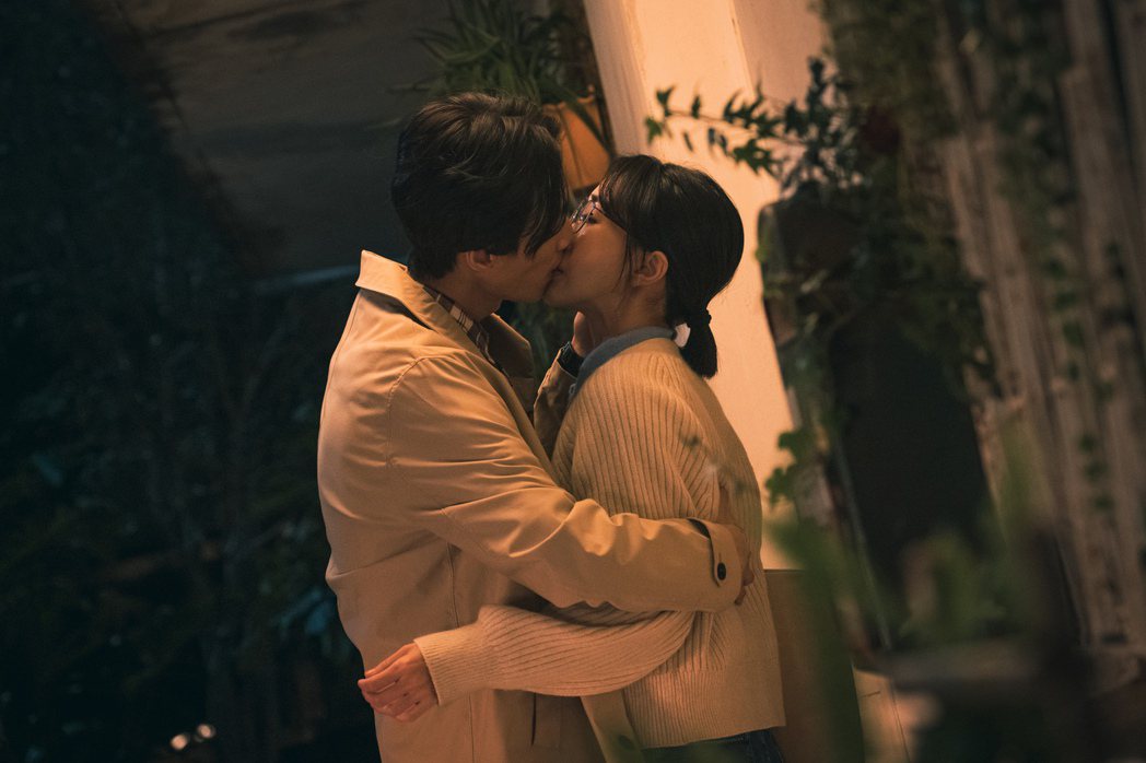 李英宏(左)與姚吉慧在「走過愛的蠻荒」中上演熱吻戲。圖／三禾行銷提供