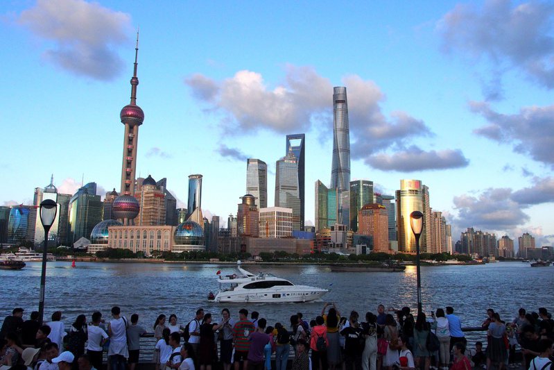 上海陸家嘴打造全球領先的專業服務重鎮。圖為遊客在外灘欣賞浦東陸家嘴景色。新華社