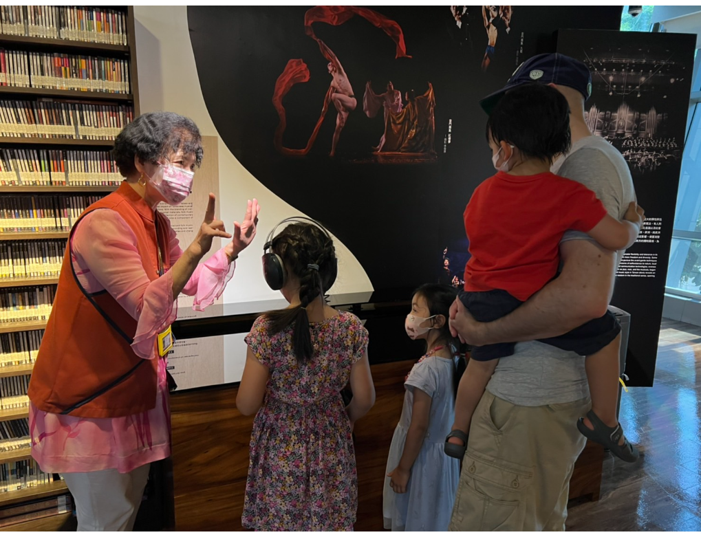 趙惠秋向遊客介紹台灣戲曲中心的展品。 記者徐偉真／攝影