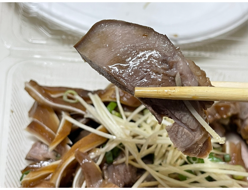 「竹仔腳麵食館」滷味豬舌，脆口的嚼勁是在地老饕最愛。 記者劉柏均／攝影