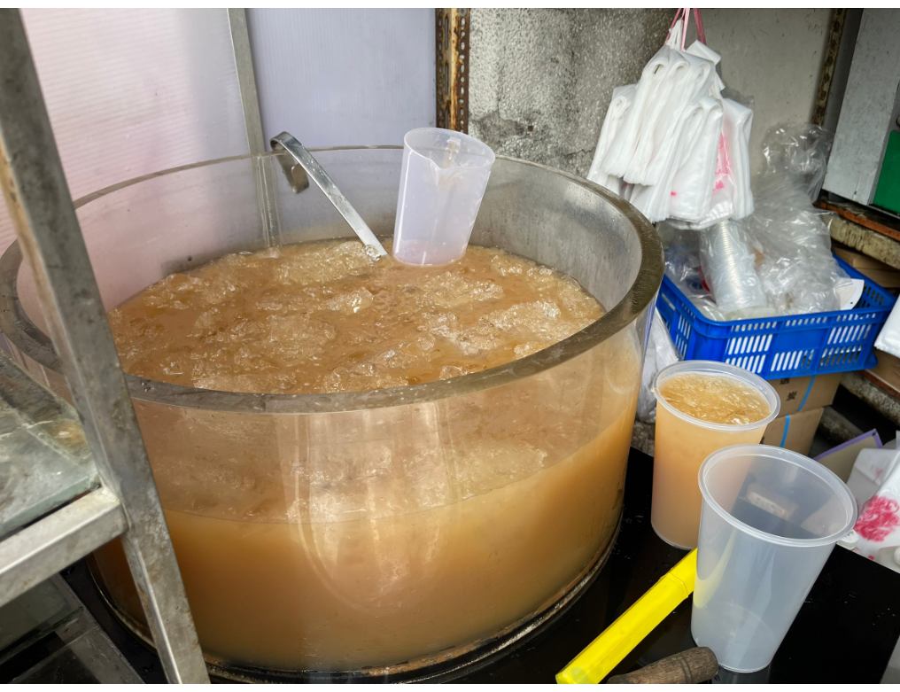 南屯在地30年的「金桃湯」，鹹甜楊桃汁是夏日生津止渴首選。 記者劉柏均／攝影