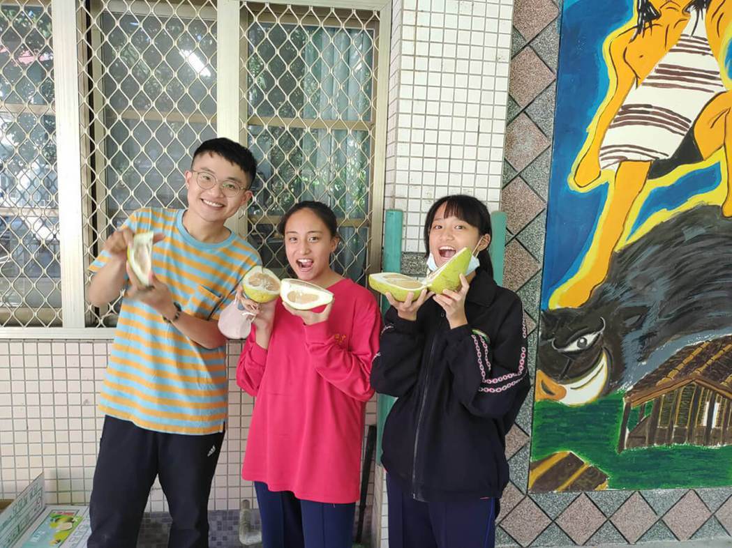 今年氣候異常，文旦柚的種植時間大幅縮短，在今年已面臨艱鉅挑戰，在台灣拜耳與「阿龜...