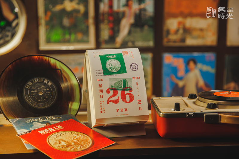 ▲2023年老派的生活日曆「原音重現」各時代的廣告歌曲、黑膠唱片，打造「迷你聲音博物館」，掃瞄QR Code就能親耳「聽」見時光唱歌。