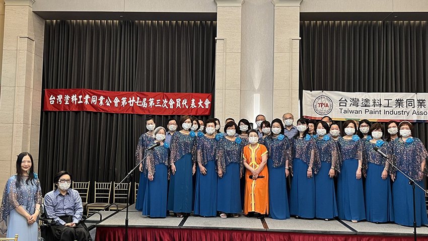 台北市銘傳大學校友會千穗合唱團在慶典晚會中表演。 塗料公會/提供