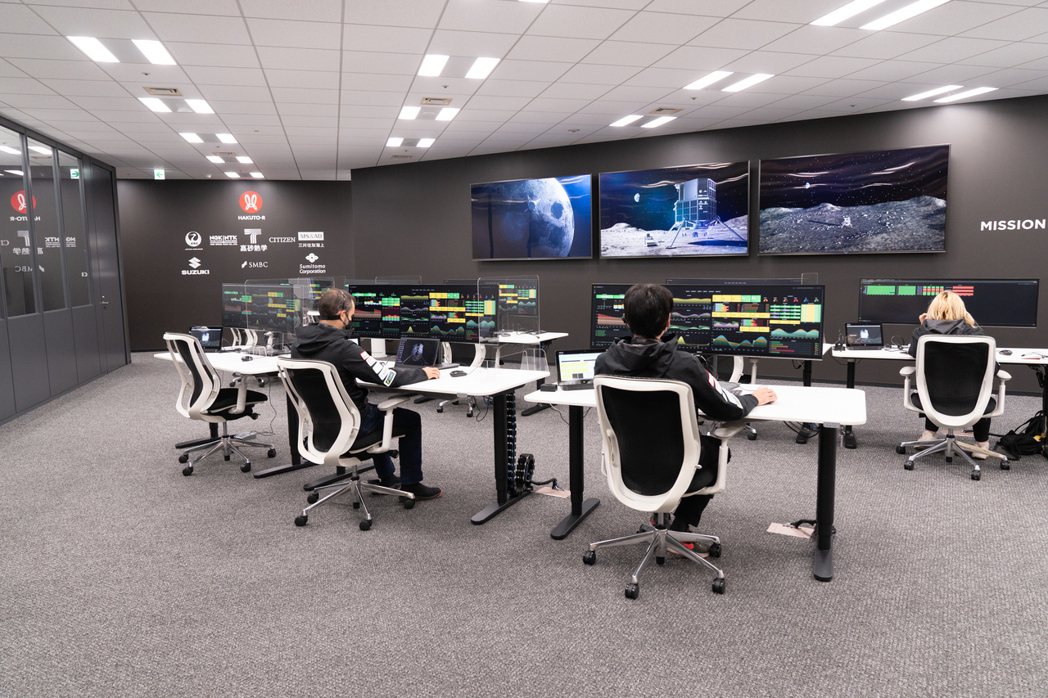 登月艇和探測車的控制，是由架設了許多電腦和螢幕的東京管控室發號施令。管控室的控制...