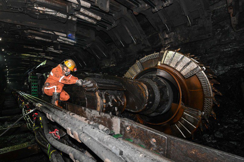 圖為內蒙古準格爾旗的龍王溝煤礦礦井下，工人在檢修採煤機。新華社