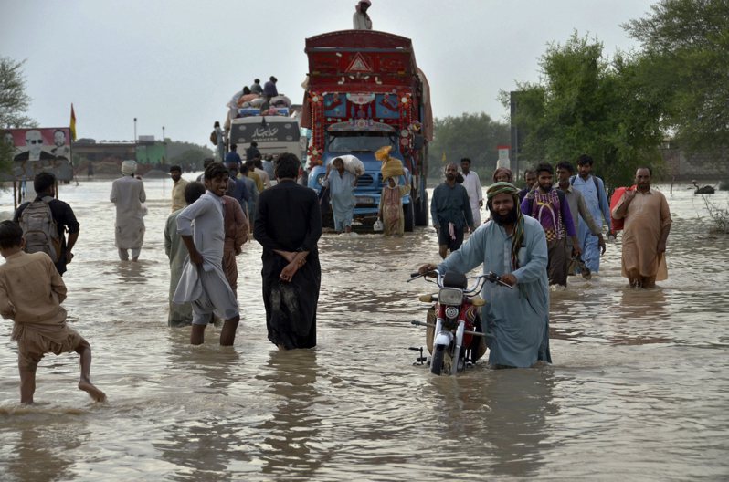 巴基斯坦在雨季遭逢史無前例的大雨侵襲，讓全國1/3國土泡在水中，淹水面積相當於整個英國，根據政府最新統計數據，有將近1600人因此喪命。圖／美聯社