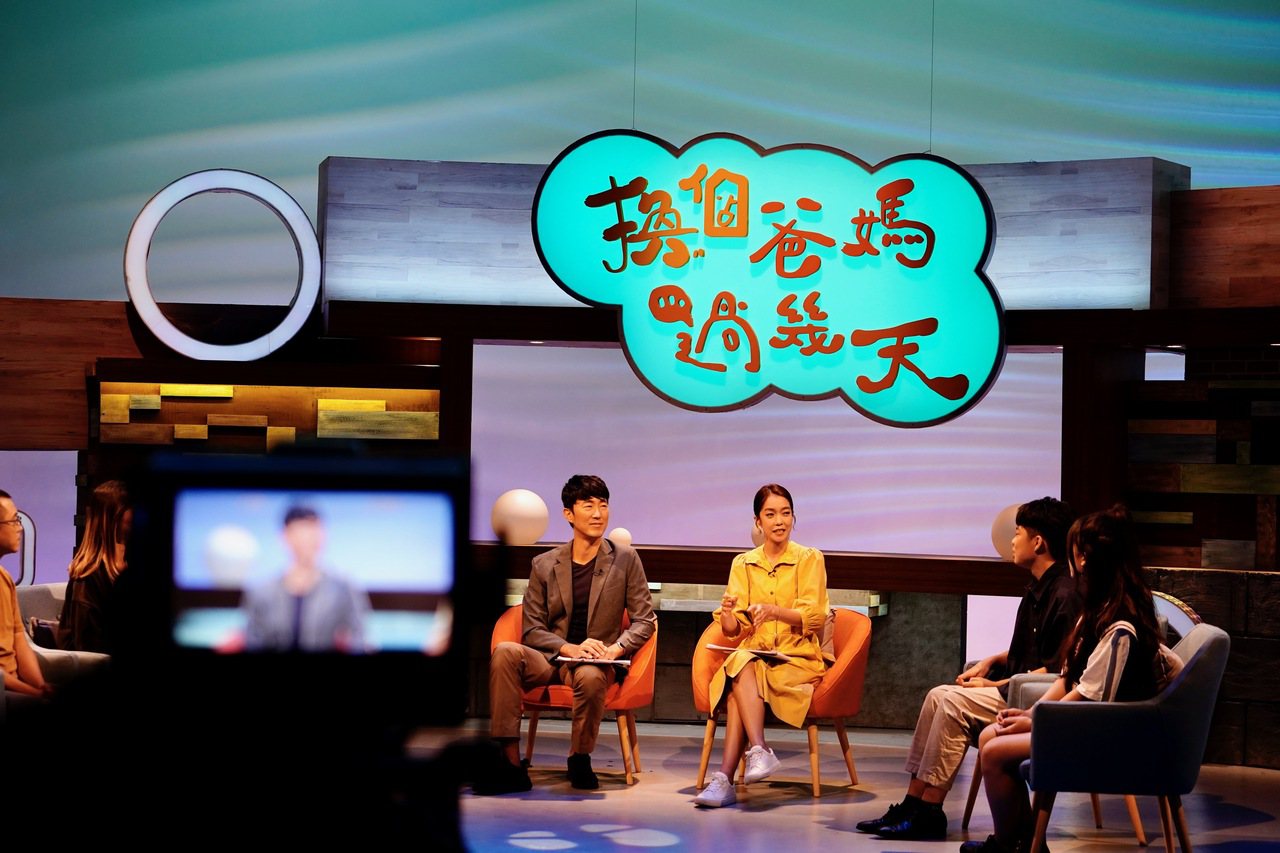 公視親子實境節目「換個爸媽過幾天」找來身心科醫師馬大元（後左）與演員李霈瑜（後右）主持，陪伴被拍攝者家庭找到親子溝通的解方。公視提供