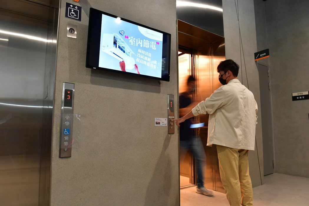 工研院開發「高安全性主動式紫外光表面殺菌電梯按鈕」，目前已率先於工研院內安裝使用...
