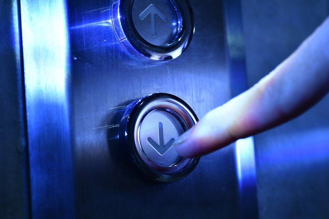 工研院開發「主動式紫外光安全抗菌電梯按鈕」，透過手指觸碰啟動電梯按鈕設置的紫外光...
