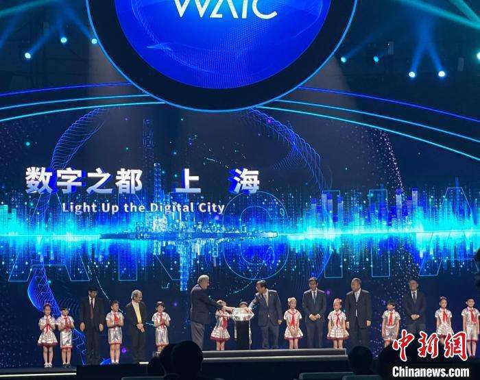 上海市十五屆人大常委會第44次會議22日上午表決通過《上海市促進人工智慧產業發展條例》。(中新網)