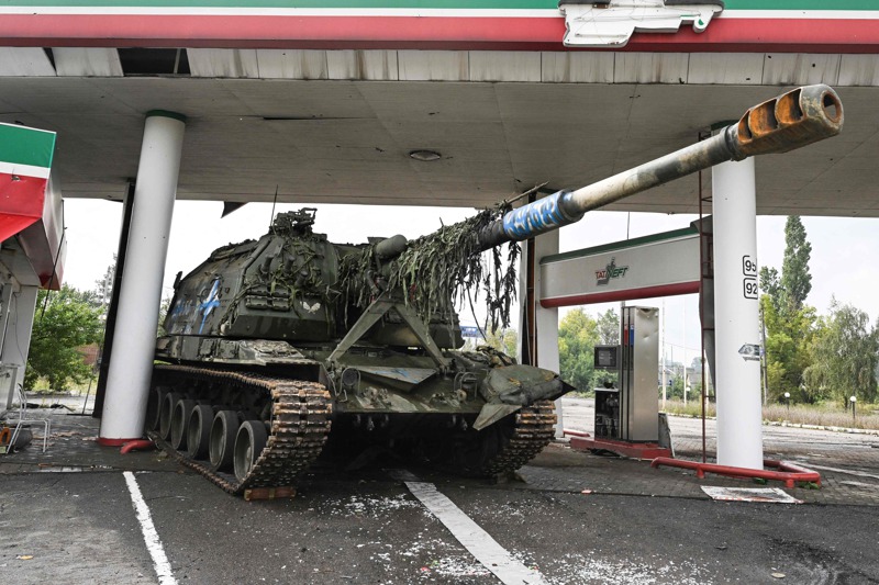 9月16日，一輛被俄軍棄置的戰車停放在伊久姆郊區一座加油站。專家指出，當時俄軍拋下這些戰車而非乘著它們逃跑，主要原因就是無法發動。法新社