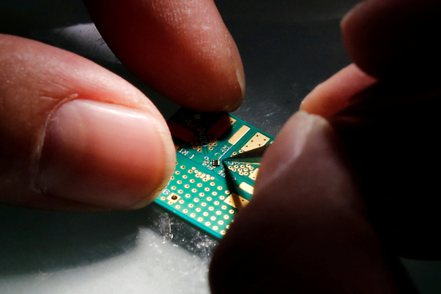中國大陸問鼎全球最大晶片製造產地的目標雖然遇挫，還不能說是失敗。路透