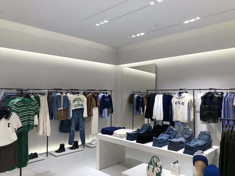 重新改裝後的ZARA台北101大店，二樓女裝區增加更多流行款。記者曾智緯／攝影