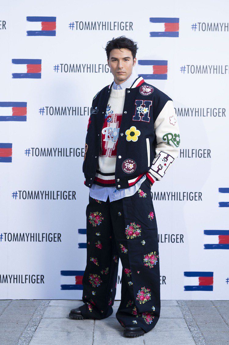 鳳小岳出席Tommy Hilfiger快閃店，展現品牌顛覆的新派美式學院風穿搭。...