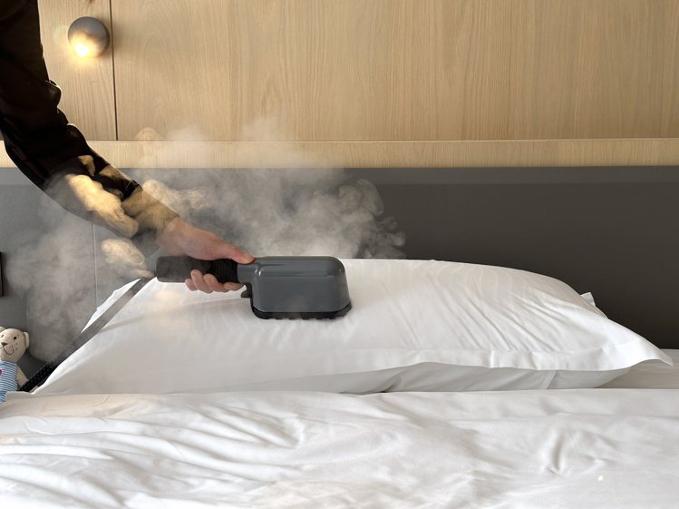 IZZI PLUS的DMS細緻乾式蒸汽每天消毒枕頭超級方便，還可去味。記者黃筱晴...